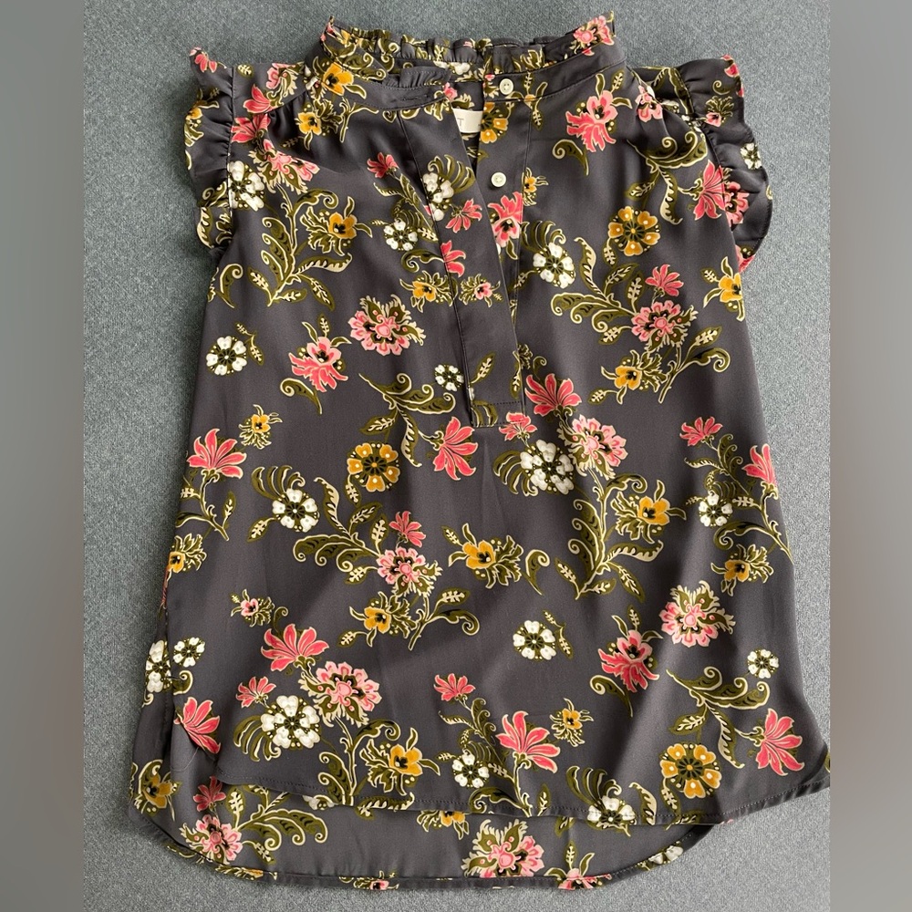 LOFT Gray Floral Sleeveless Ruffle Blouse with Buttons | Petite XS